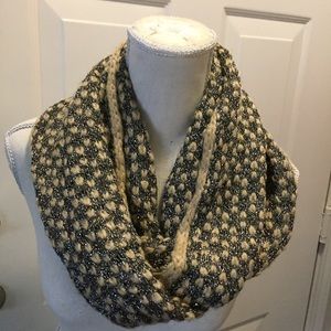 🔥SimplyVera Infinity Scarf NWOT